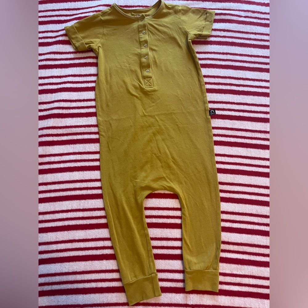 💢SOLD💢 🇺🇸 Rags - Essentials Short Rolled Sleeve Henley Rag in Olive Oil - Picture 3 of 4